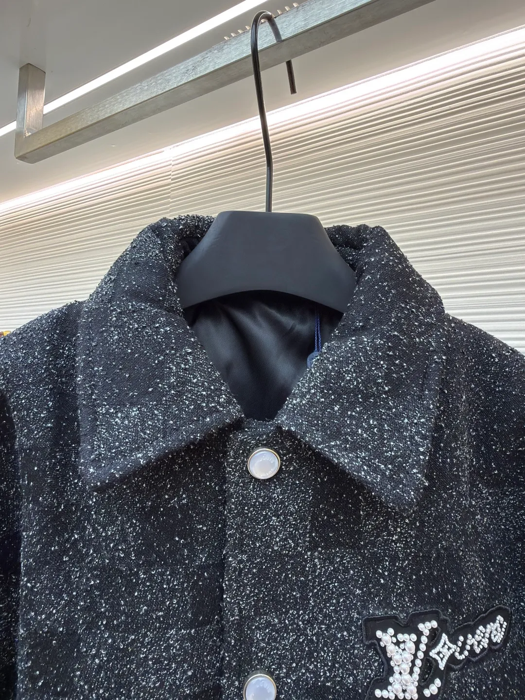 LOUIS VUITTON Genuine leather beaded flocking checkerboard baseball jacket ●Original version: 51000 purchase and development ●Item number: 1681012-i25 ●Fabric: denim flocked bouclé material ●Technology: embroidery ●Version: fitted version ●Weight: about 1795 grams ●Size: 46-48-50-52 ●Description: Made of denim bouclé, the body is embellished with a jacquard logo, while nubuck sheepskin is used on the sleeves and pockets, adding a soft touch. The body is also cleverly integrated with the Damoflage pattern, and the logo patch decorated with rhinestones and resin beads complements the bright pearlescent buttons, showing a dazzling style. The refined craftsmanship and elegant tailoring of this style are evident in the styled collar, striped ribbed hem and cuffs, and fully lined and pearlized snap placket at the front. The overall wiring is straight and delicate, the fabric is comfortable and soft, and the color is consistent without color difference. It can be matched with the same style to create a fashionable look and control various occasions. Customized accessories, complete with three standards, same style for men and women!